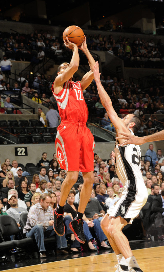 山西队鏖战马刺，王哲林高光表现